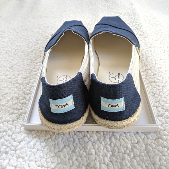 Like new TOMS Espadrilles (Women's sz 9) - Picture 4 of 6